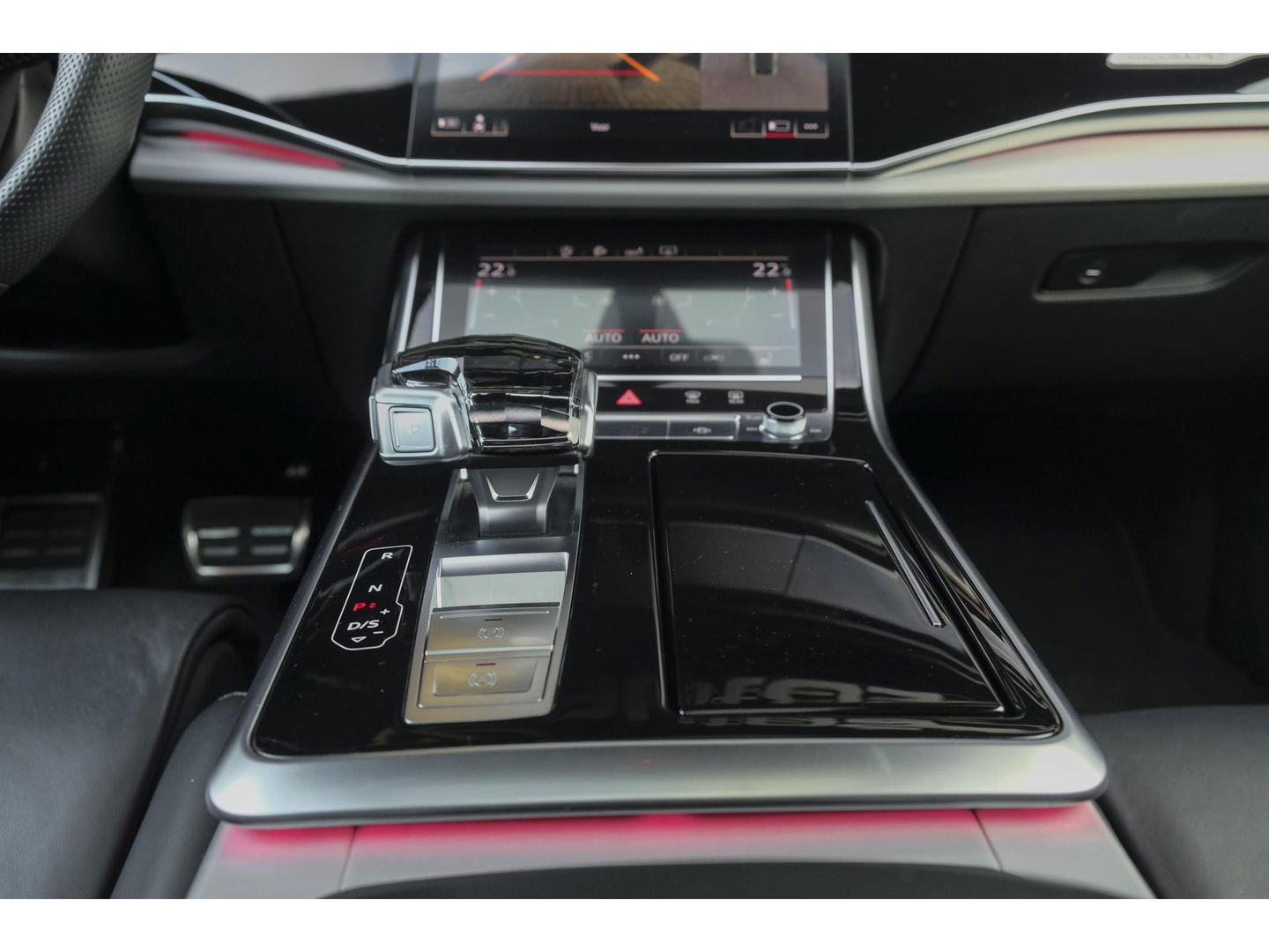 Audi Q8 55 TFSI 340pk S-line Panoramadak RS-stoelen Luchtvering 4-Wielsturing Bang&Olufsen Trekhaak Matrix led NLauto