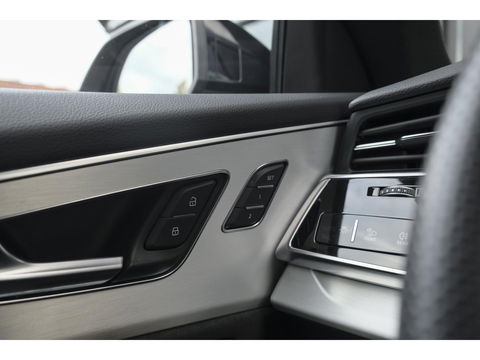 Audi Q8 55 TFSI 340pk S-line Panoramadak RS-stoelen Luchtvering 4-Wielsturing Bang&Olufsen Trekhaak Matrix led NLauto