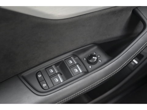 Audi Q8 55 TFSI 340pk S-line Panoramadak RS-stoelen Luchtvering 4-Wielsturing Bang&Olufsen Trekhaak Matrix led NLauto