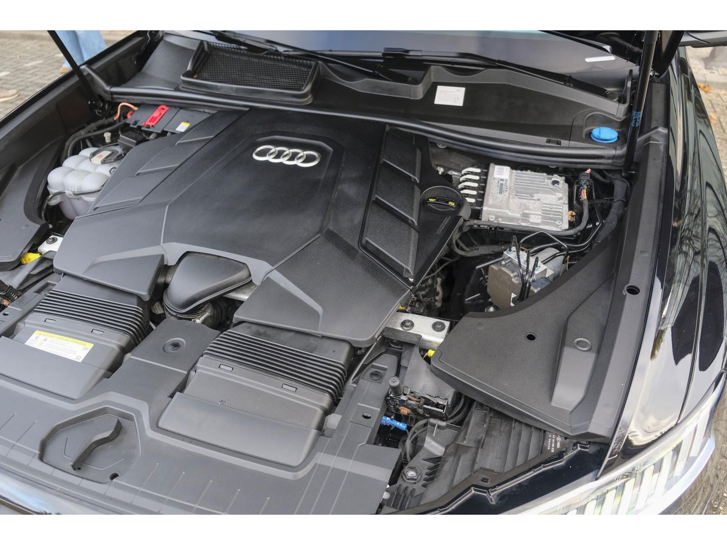 Audi Q8 55 TFSI 340pk S-line Panoramadak RS-stoelen Luchtvering 4-Wielsturing Bang&Olufsen Trekhaak Matrix led NLauto
