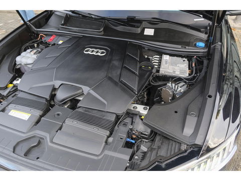 Audi Q8 55 TFSI 340pk S-line Panoramadak RS-stoelen Luchtvering 4-Wielsturing Bang&Olufsen Trekhaak Matrix led NLauto