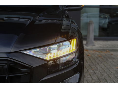 Audi Q8 55 TFSI 340pk S-line Panoramadak RS-stoelen Luchtvering 4-Wielsturing Bang&Olufsen Trekhaak Matrix led NLauto