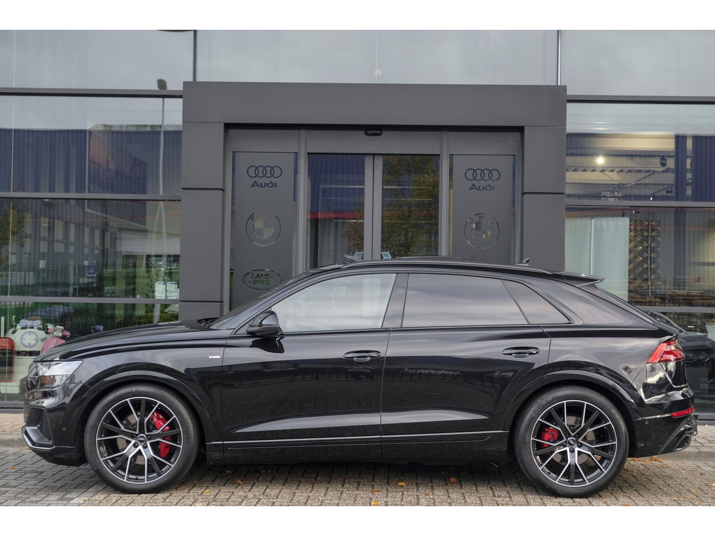 Audi Q8 55 TFSI 340pk S-line Panoramadak RS-stoelen Luchtvering 4-Wielsturing Bang&Olufsen Trekhaak Matrix led NLauto