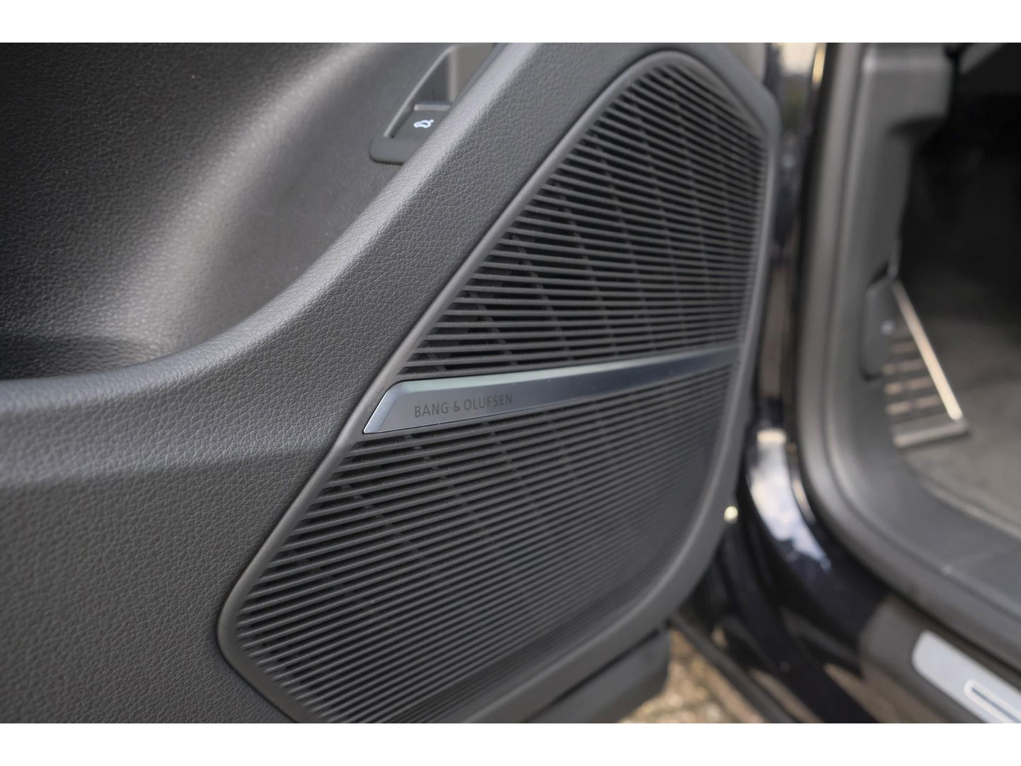 Audi Q8 55 TFSI 340pk S-line Panoramadak RS-stoelen Luchtvering 4-Wielsturing Bang&Olufsen Trekhaak Matrix led NLauto