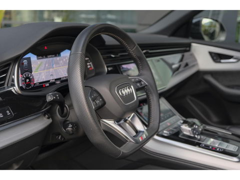 Audi Q8 55 TFSI 340pk S-line Panoramadak RS-stoelen Luchtvering 4-Wielsturing Bang&Olufsen Trekhaak Matrix led NLauto