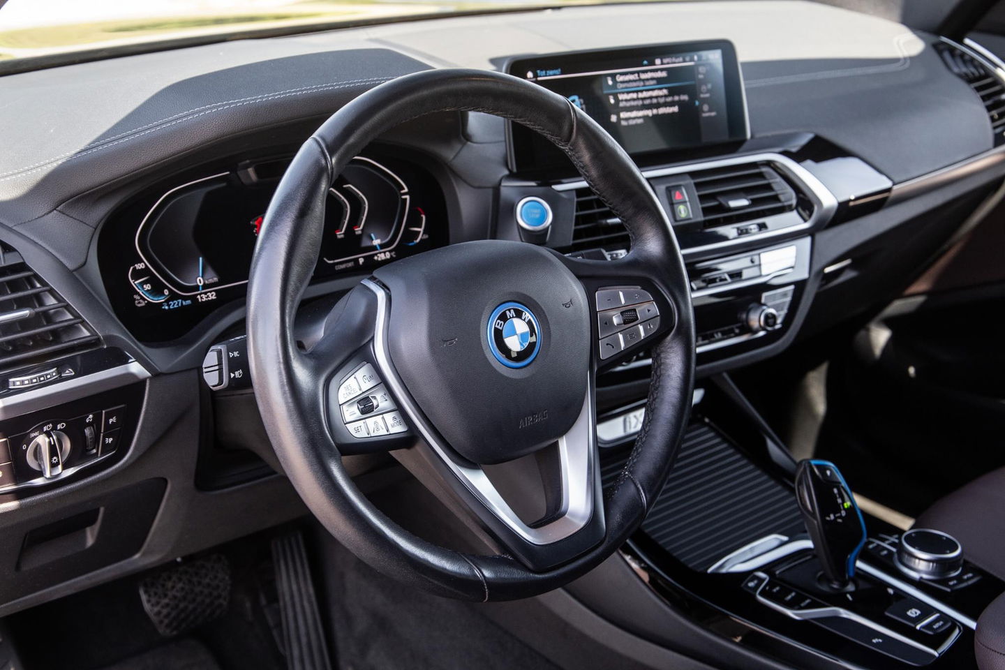 BMW iX3 High Executive 80 kWh PANORAMADAK / CARPLAY / BRUIN LEER / NAVI