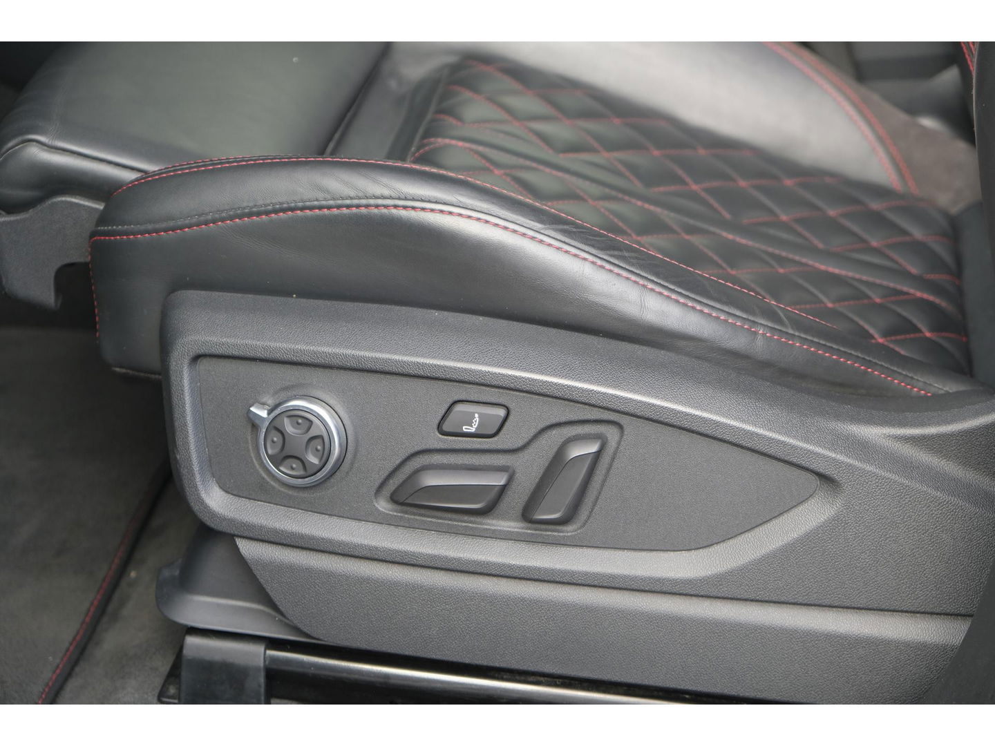 Audi SQ5 3.0 TFSI 354pk Quattro Panoramadak Luchtvering RS stoelen Trekhaak Head-up Bang&Olufsen BOMVOL Black pack