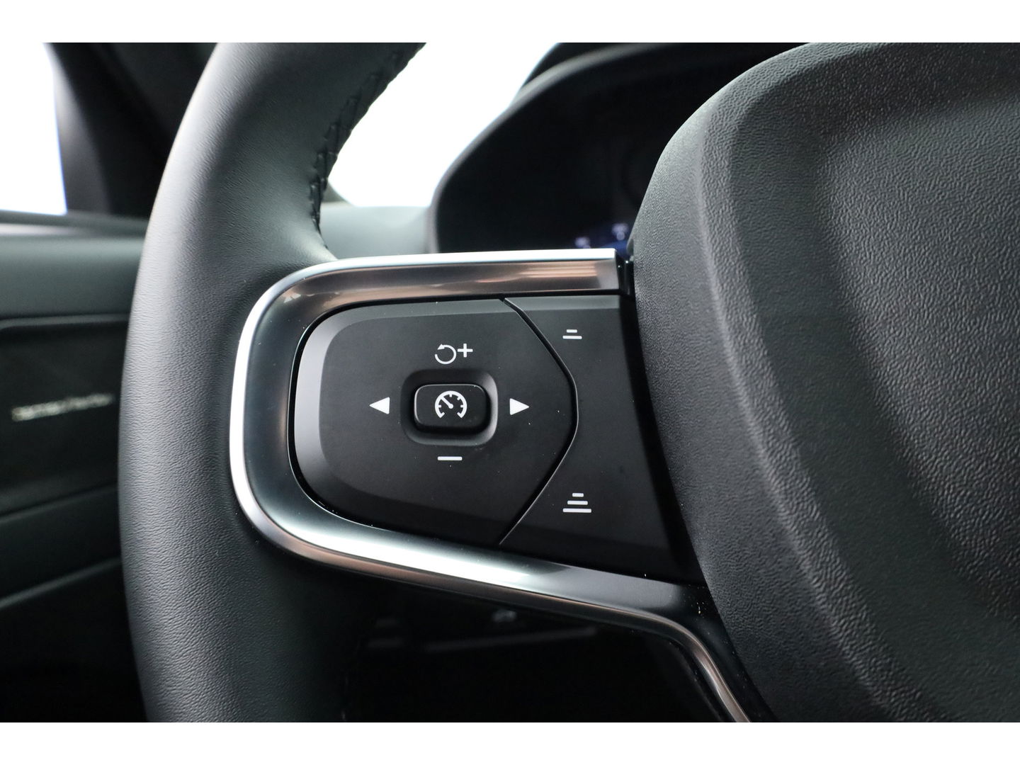Volvo XC40 B3 Plus Black Edition | 360cam | Pilot Assist | Harman Kardon | Memory seat | 20'' | Pixel LED