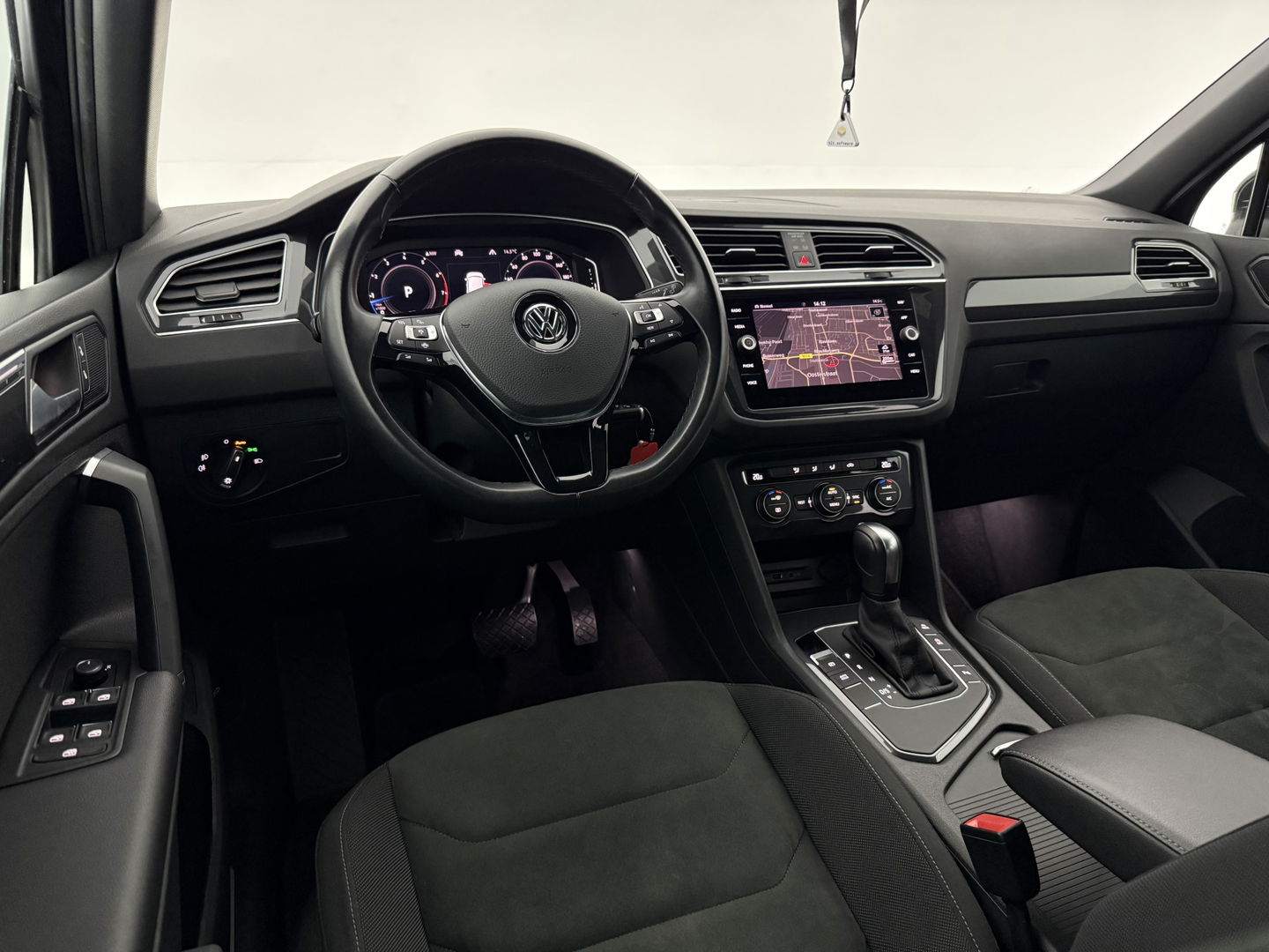 Volkswagen Tiguan 1.5 TSI ACT R-line | Virtual | Carplay | Adaptive Cruise | Schakelflippers | Parkeersens. | NAP