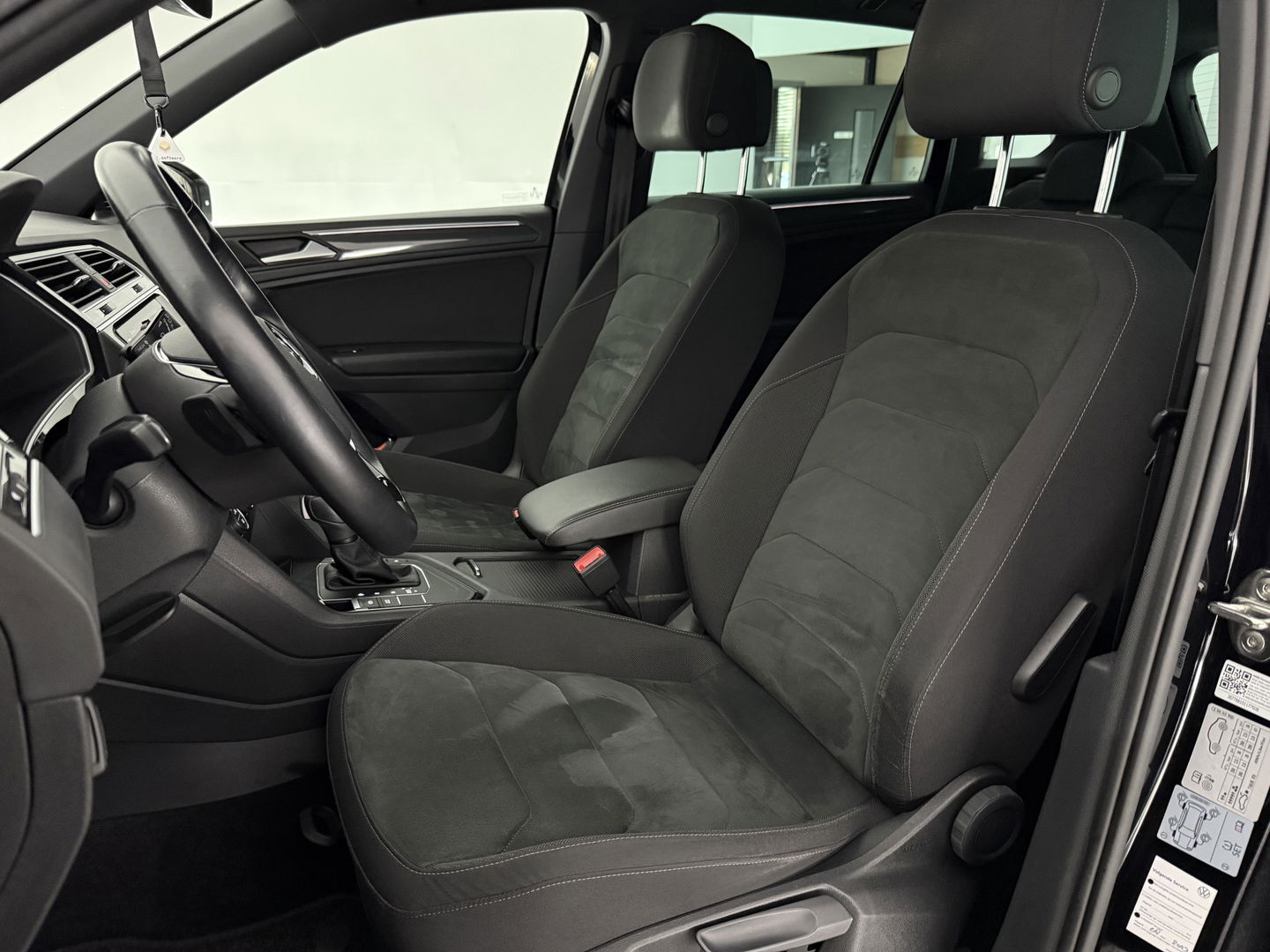 Volkswagen Tiguan 1.5 TSI ACT R-line | Virtual | Carplay | Adaptive Cruise | Schakelflippers | Parkeersens. | NAP