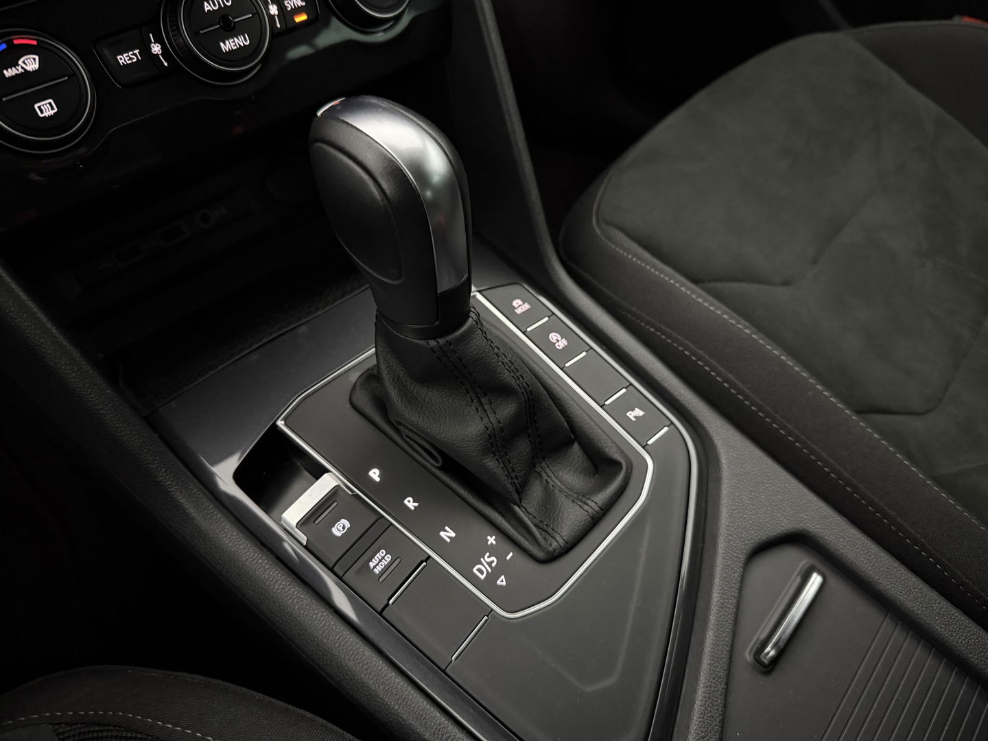 Volkswagen Tiguan 1.5 TSI ACT R-line | Virtual | Carplay | Adaptive Cruise | Schakelflippers | Parkeersens. | NAP