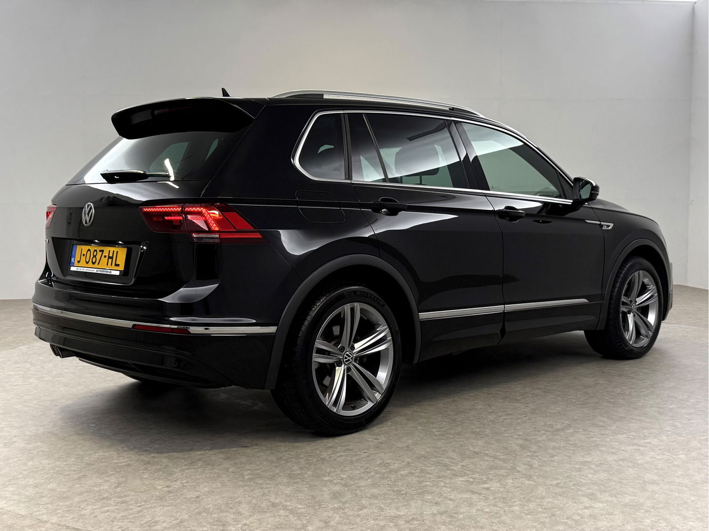 Volkswagen Tiguan 1.5 TSI ACT R-line | Virtual | Carplay | Adaptive Cruise | Schakelflippers | Parkeersens. | NAP