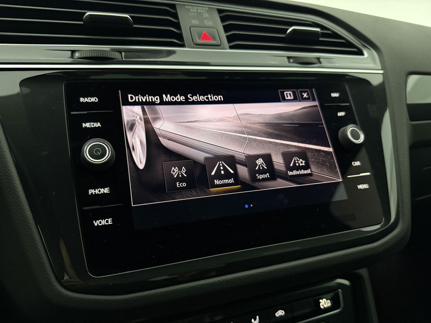 Volkswagen Tiguan 1.5 TSI ACT R-line | Virtual | Carplay | Adaptive Cruise | Schakelflippers | Parkeersens. | NAP