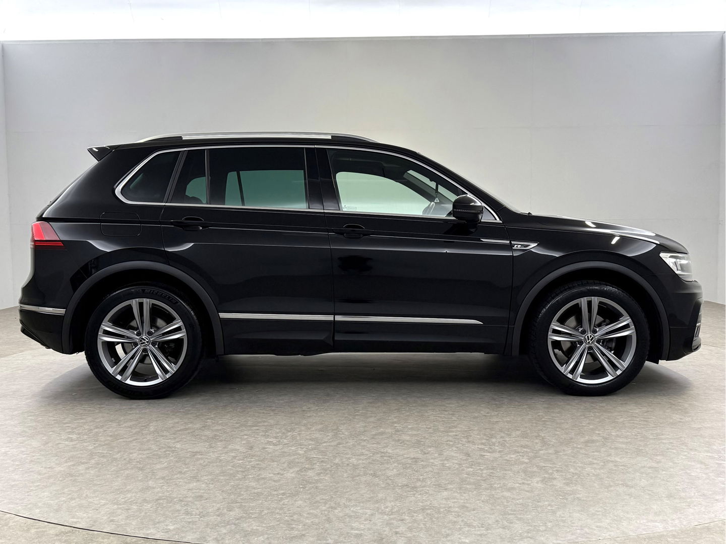 Volkswagen Tiguan 1.5 TSI ACT R-line | Virtual | Carplay | Adaptive Cruise | Schakelflippers | Parkeersens. | NAP