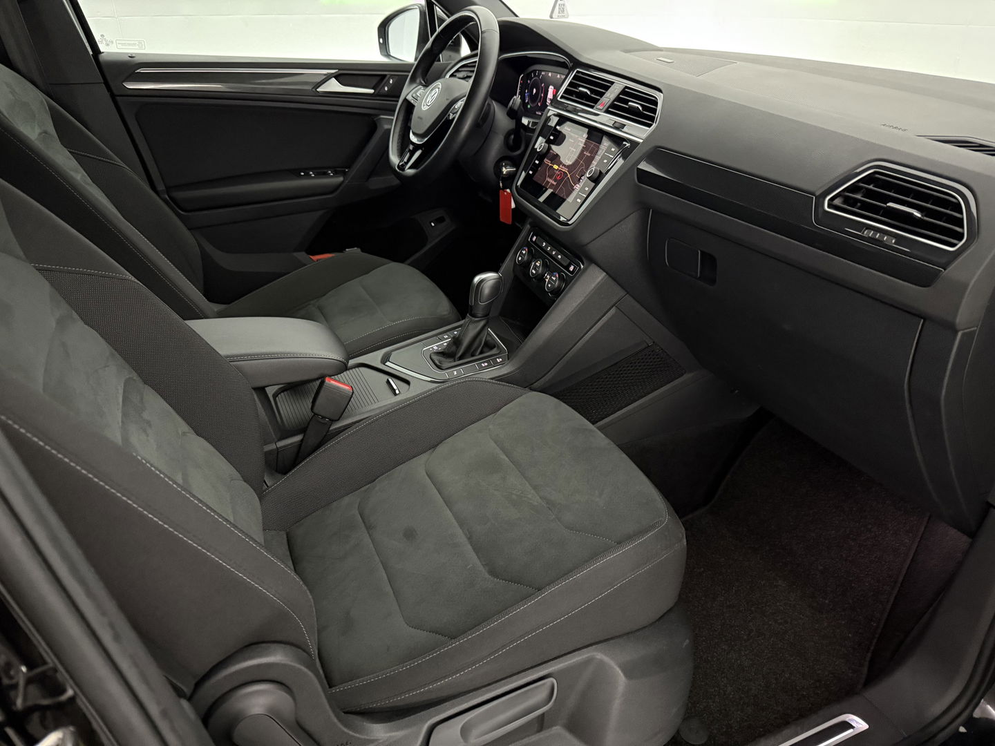 Volkswagen Tiguan 1.5 TSI ACT R-line | Virtual | Carplay | Adaptive Cruise | Schakelflippers | Parkeersens. | NAP