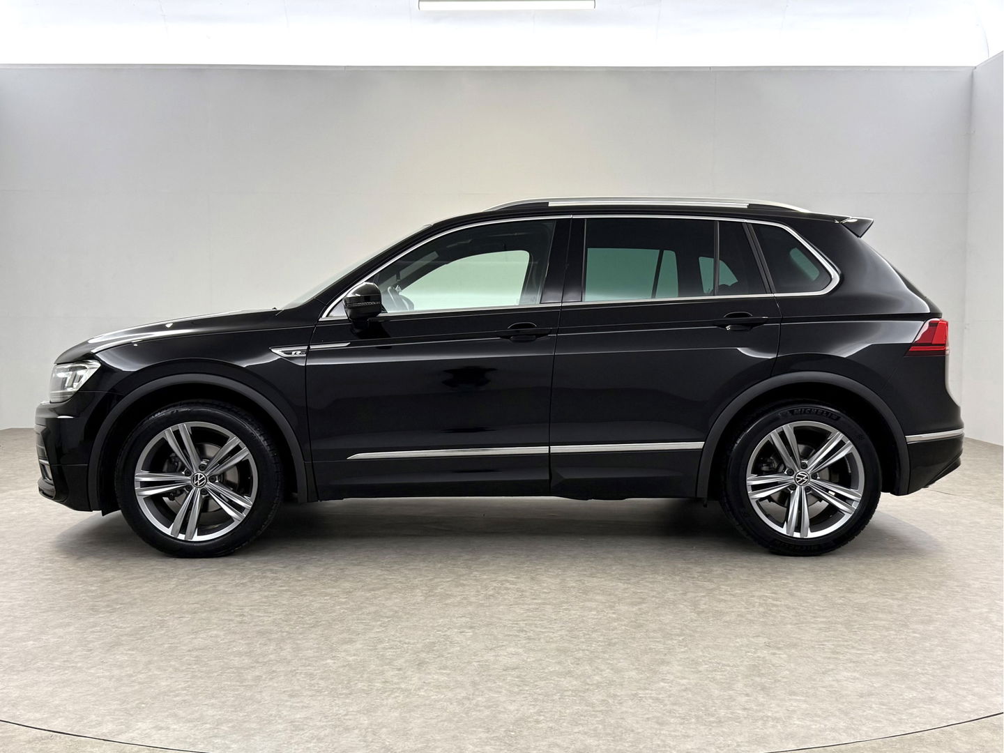 Volkswagen Tiguan 1.5 TSI ACT R-line | Virtual | Carplay | Adaptive Cruise | Schakelflippers | Parkeersens. | NAP