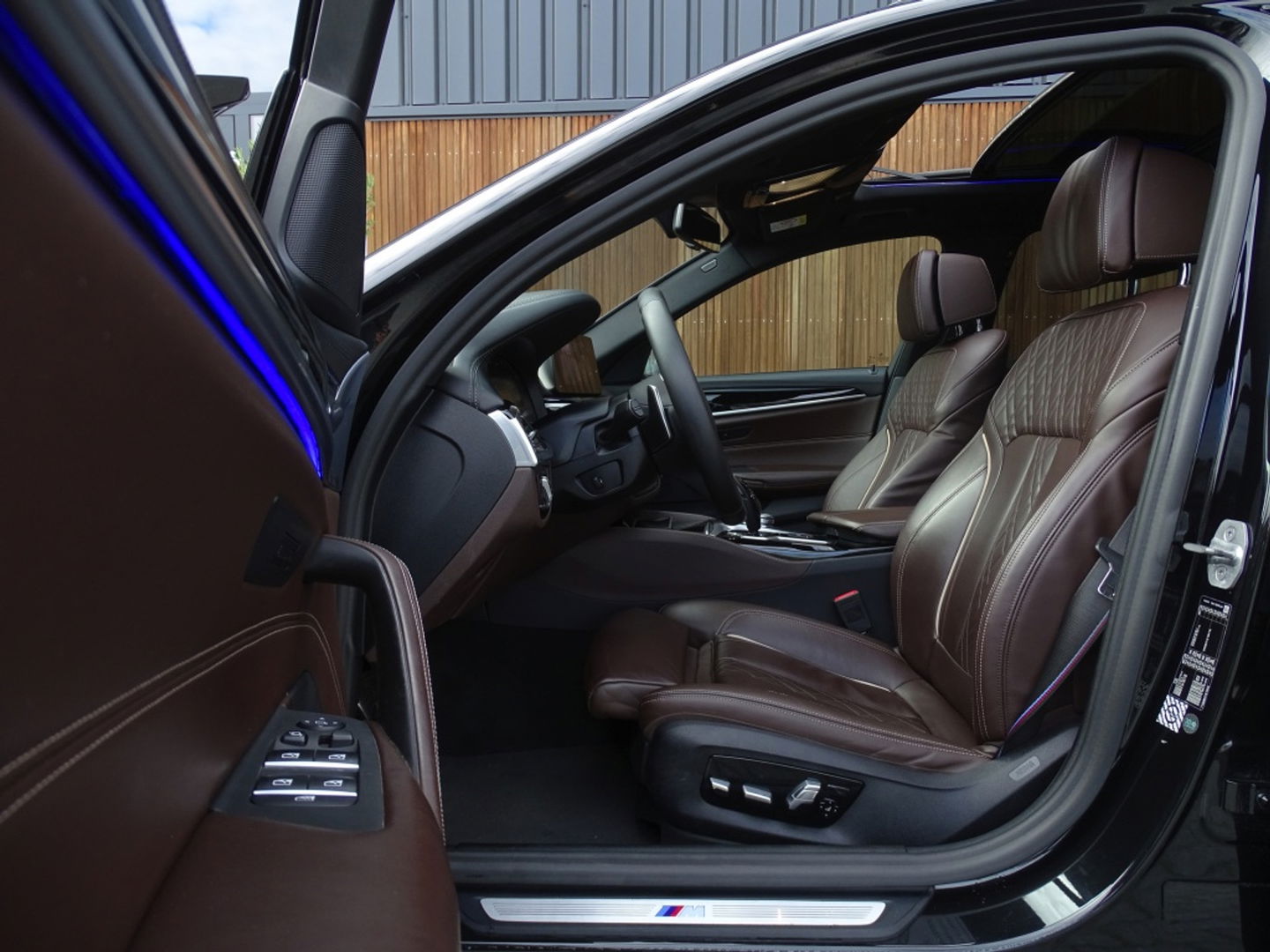BMW 5 Serie Touring 530i 252PK / M-Sport / Individual / panormadakraam / *NAP*