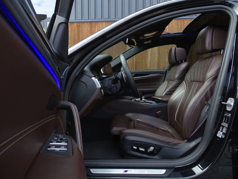 BMW 5 Serie Touring 530i 252PK / M-Sport / Individual / panormadakraam / *NAP*