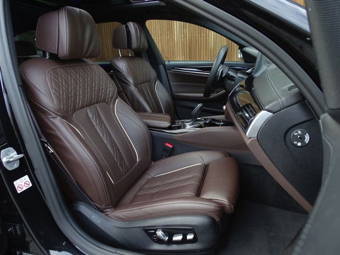 BMW 5 Serie Touring 530i 252PK / M-Sport / Individual / panormadakraam / *NAP*