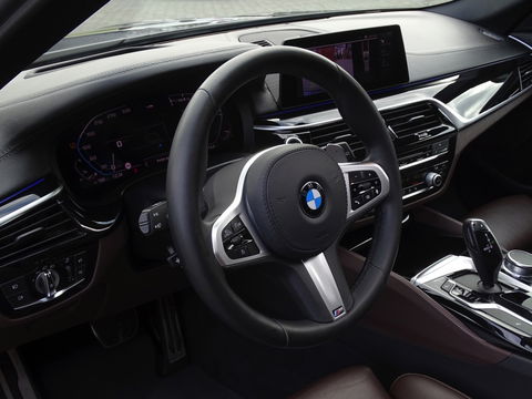 BMW 5 Serie Touring 530i 252PK / M-Sport / Individual / panormadakraam / *NAP*