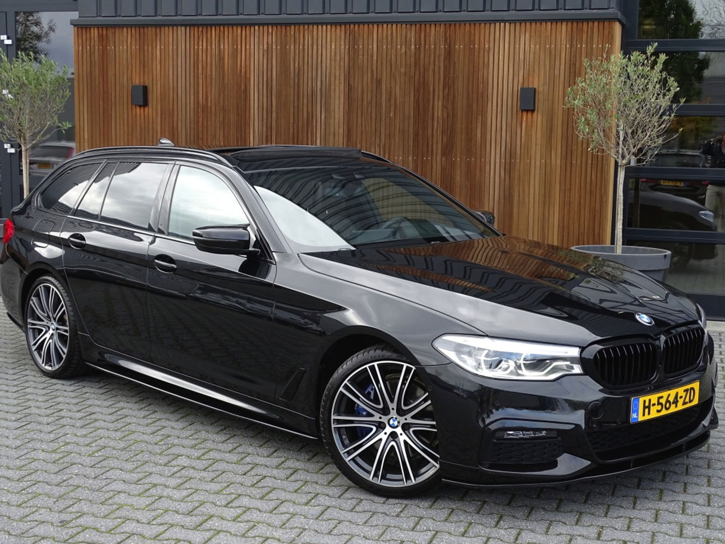 BMW 5 Serie Touring 530i 252PK / M-Sport / Individual / panormadakraam / *NAP*