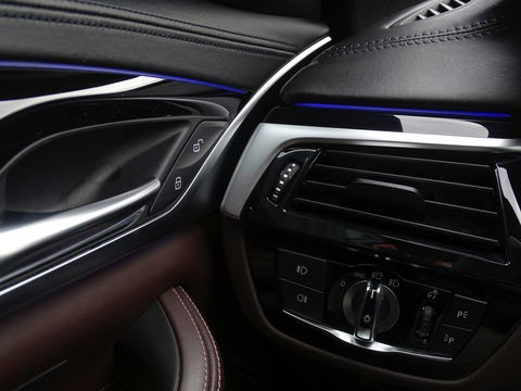 BMW 5 Serie Touring 530i 252PK / M-Sport / Individual / panormadakraam / *NAP*