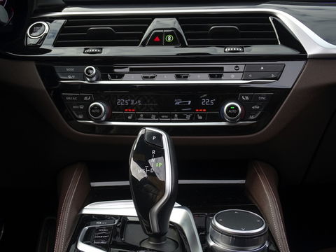 BMW 5 Serie Touring 530i 252PK / M-Sport / Individual / panormadakraam / *NAP*