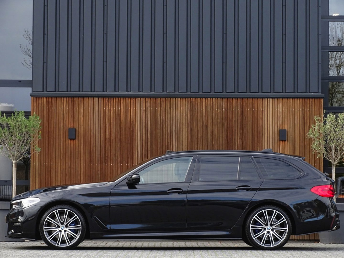 BMW 5 Serie Touring 530i 252PK / M-Sport / Individual / panormadakraam / *NAP*