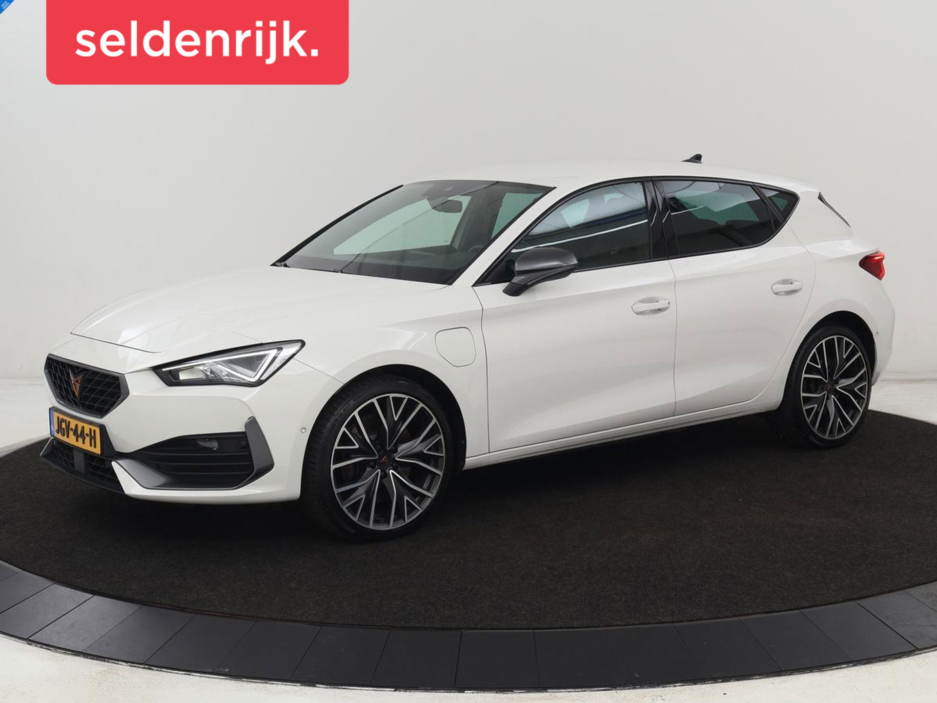 CUPRA Leon 1.4 e-Hybrid VZ Business | Sfeerverlichting | Carplay | Navigatie | Camera | Stoelverwarming | Cruise Control Adaptief | LED koplampen | LMV 19 |