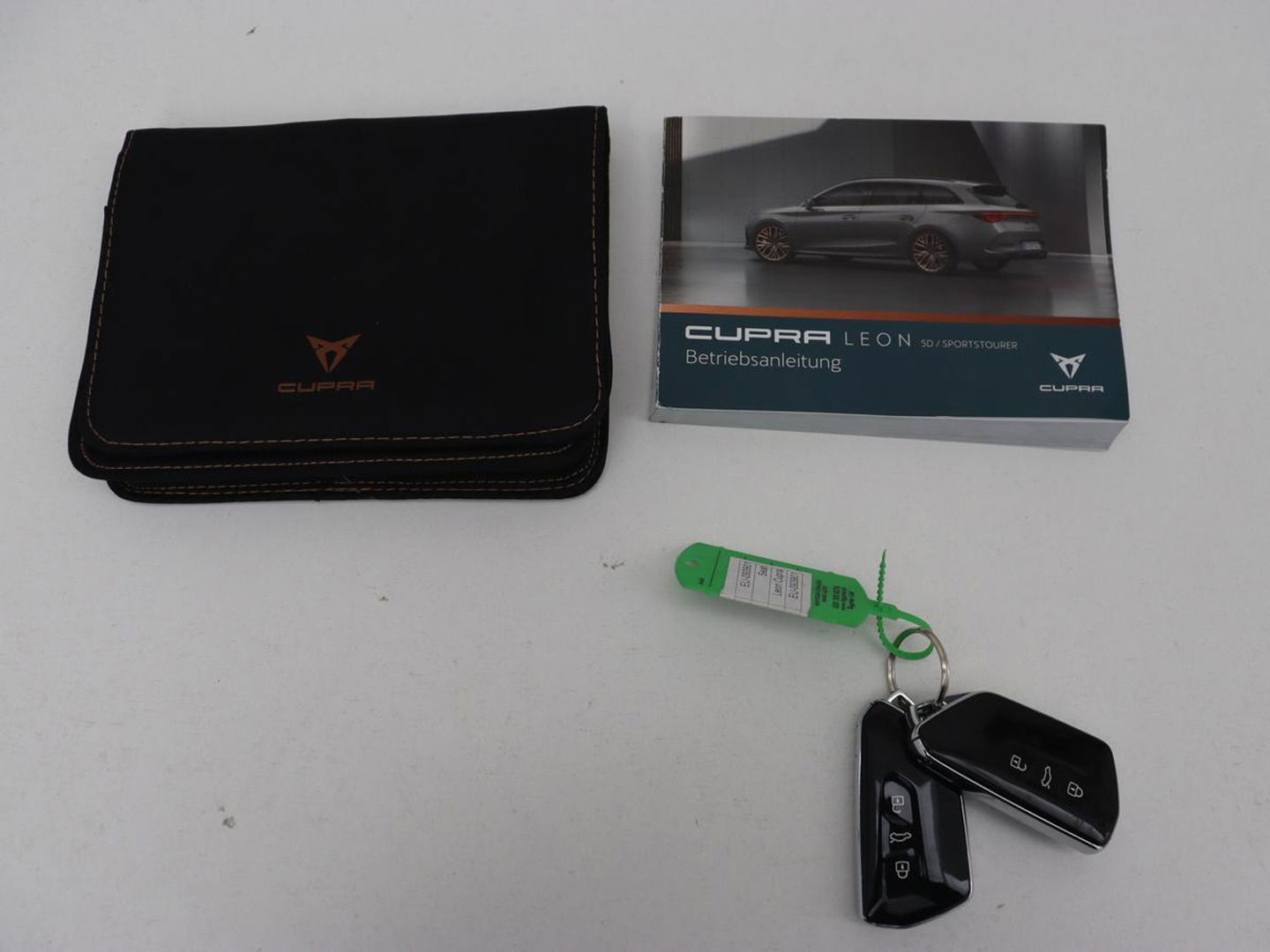 CUPRA Leon 1.4 e-Hybrid VZ Business | Sfeerverlichting | Carplay | Navigatie | Camera | Stoelverwarming | Cruise Control Adaptief | LED koplampen | LMV 19 |