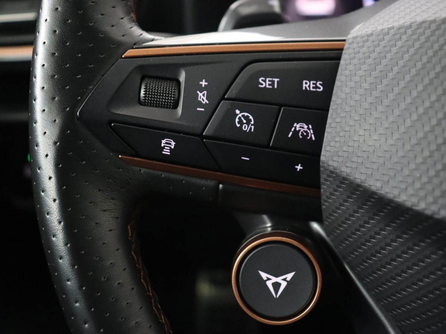CUPRA Leon 1.4 e-Hybrid VZ Business | Sfeerverlichting | Carplay | Navigatie | Camera | Stoelverwarming | Cruise Control Adaptief | LED koplampen | LMV 19 |