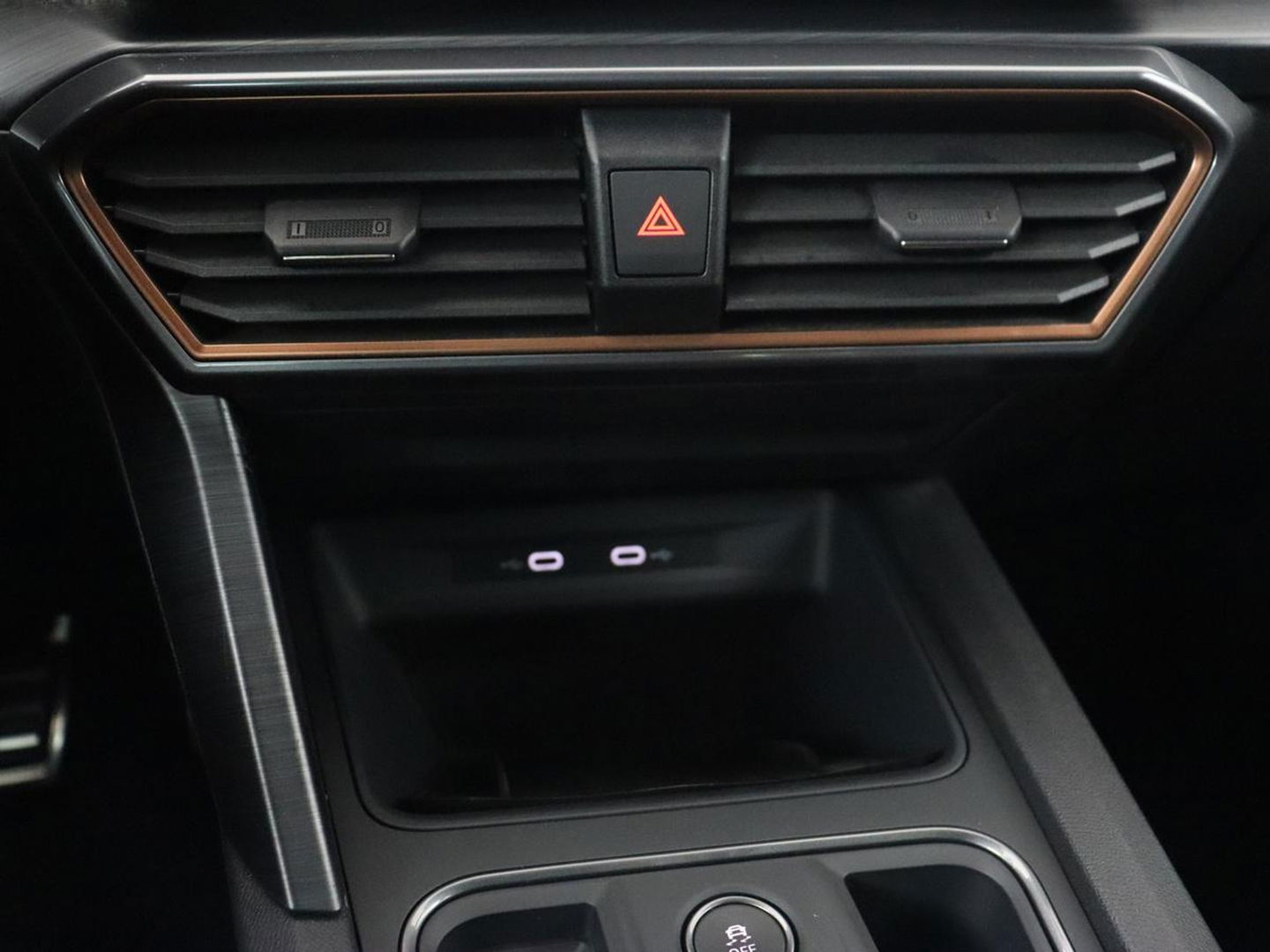 CUPRA Leon 1.4 e-Hybrid VZ Business | Sfeerverlichting | Carplay | Navigatie | Camera | Stoelverwarming | Cruise Control Adaptief | LED koplampen | LMV 19 |