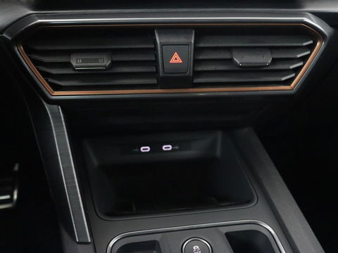 CUPRA Leon 1.4 e-Hybrid VZ Business | Sfeerverlichting | Carplay | Navigatie | Camera | Stoelverwarming | Cruise Control Adaptief | LED koplampen | LMV 19 |