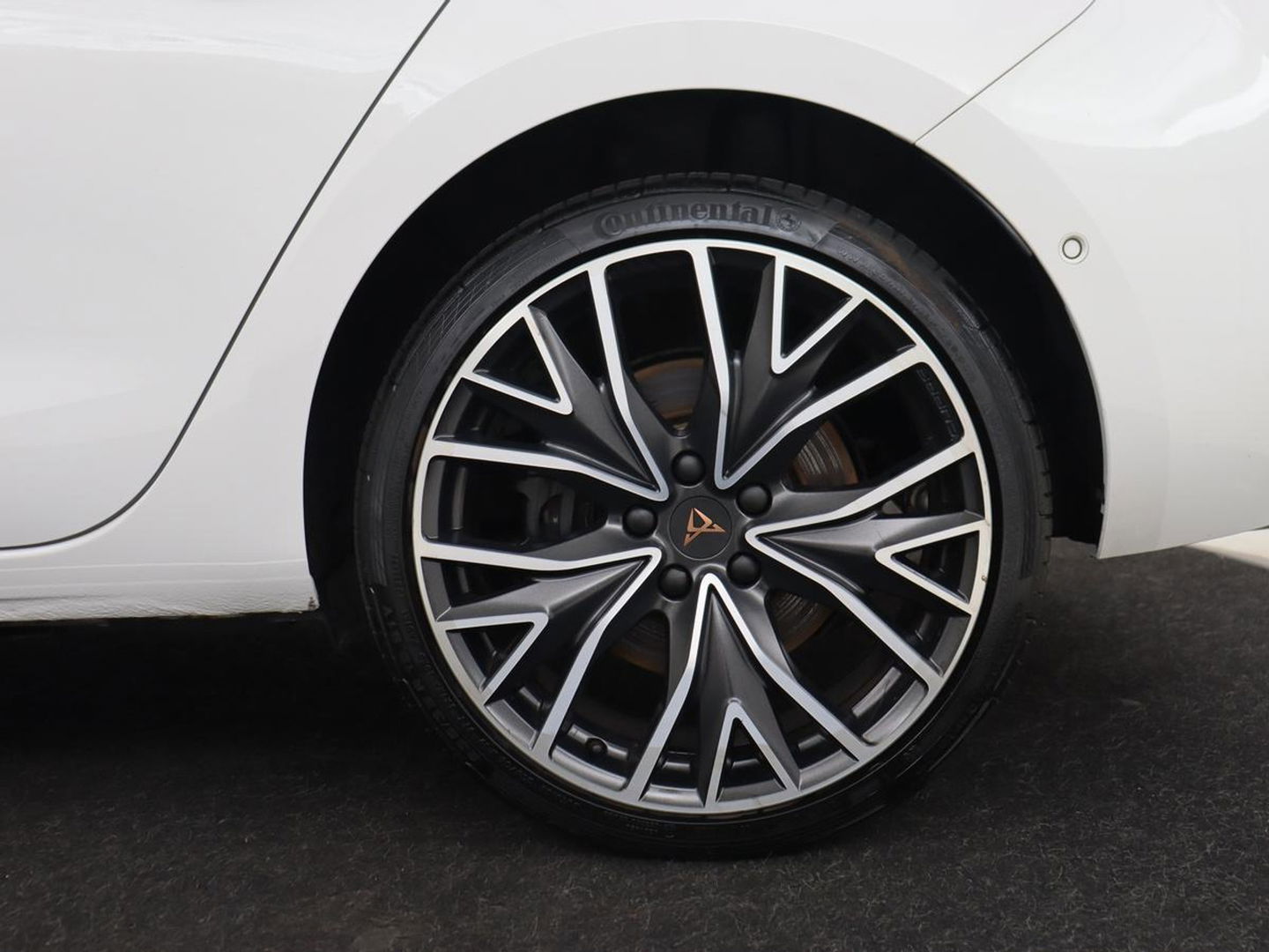 CUPRA Leon 1.4 e-Hybrid VZ Business | Sfeerverlichting | Carplay | Navigatie | Camera | Stoelverwarming | Cruise Control Adaptief | LED koplampen | LMV 19 |