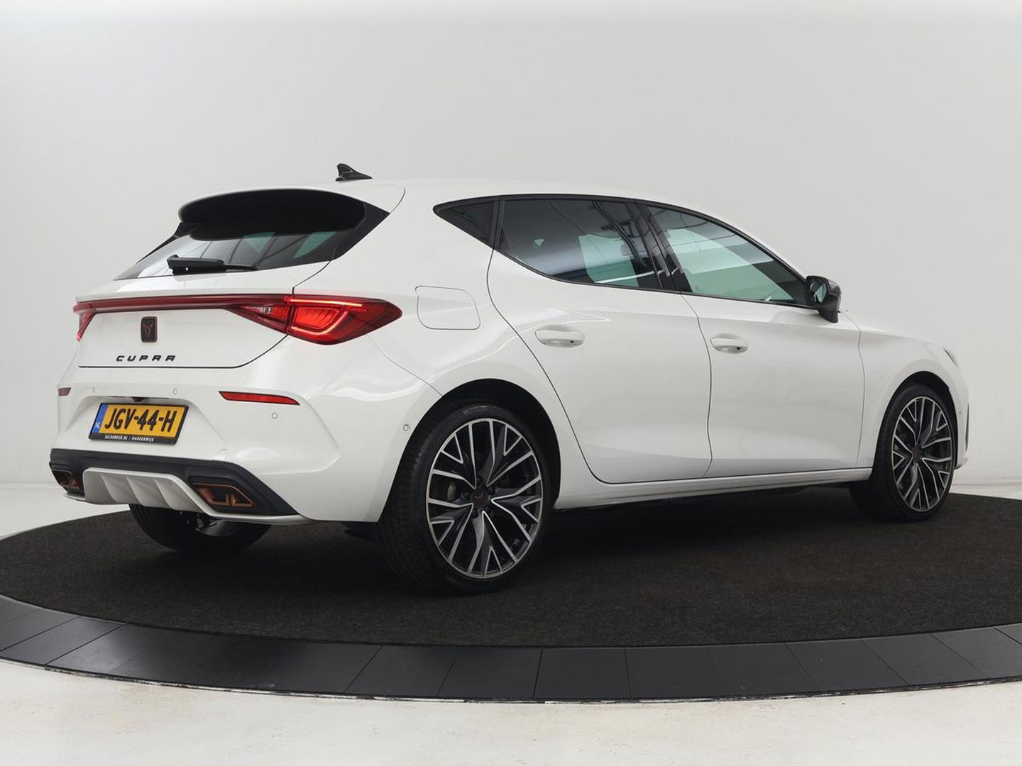 CUPRA Leon 1.4 e-Hybrid VZ Business | Sfeerverlichting | Carplay | Navigatie | Camera | Stoelverwarming | Cruise Control Adaptief | LED koplampen | LMV 19 |