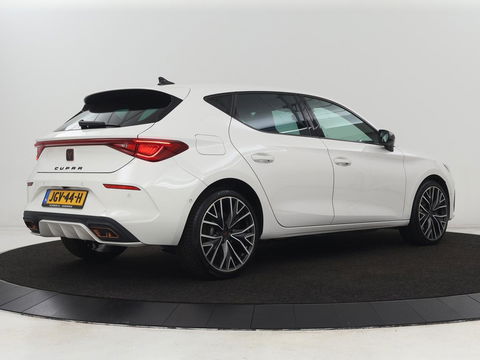 CUPRA Leon 1.4 e-Hybrid VZ Business | Sfeerverlichting | Carplay | Navigatie | Camera | Stoelverwarming | Cruise Control Adaptief | LED koplampen | LMV 19 |