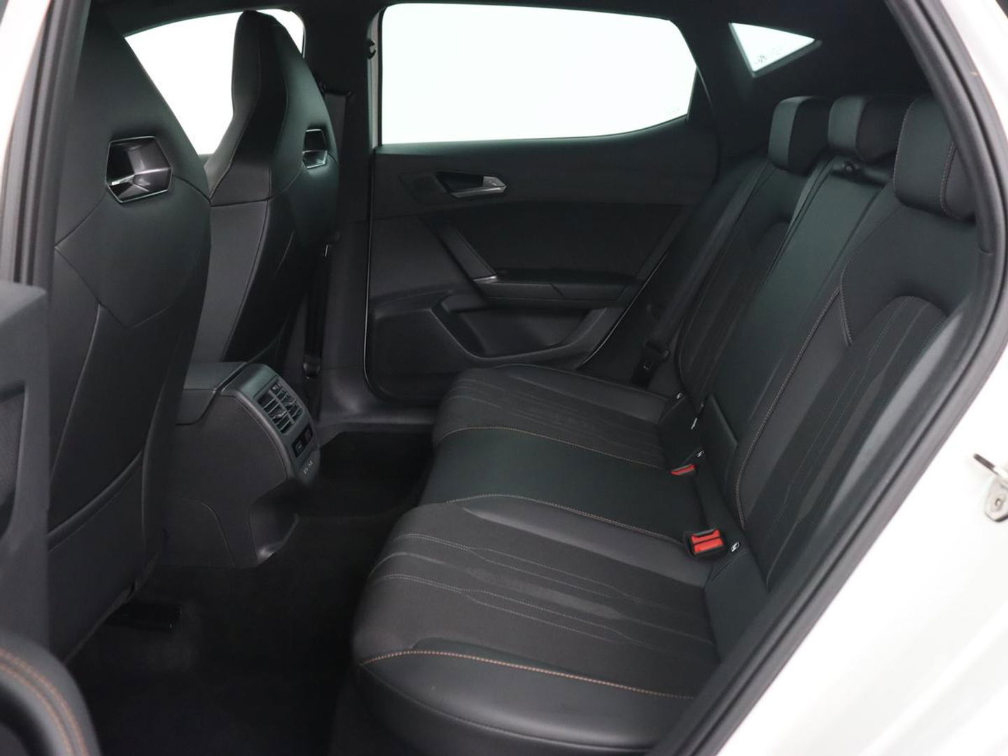 CUPRA Leon 1.4 e-Hybrid VZ Business | Sfeerverlichting | Carplay | Navigatie | Camera | Stoelverwarming | Cruise Control Adaptief | LED koplampen | LMV 19 |