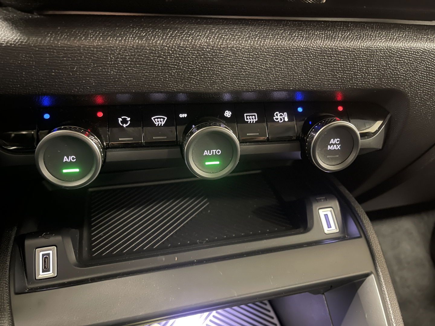 Citroƫn C4 X 1.2 Puretech Max | Apple Carplay | Android Auto | DAB | Achteruitrijcamera | Navigatie | Spraakbediening | Half Leder | Led Dagrijverlichting |