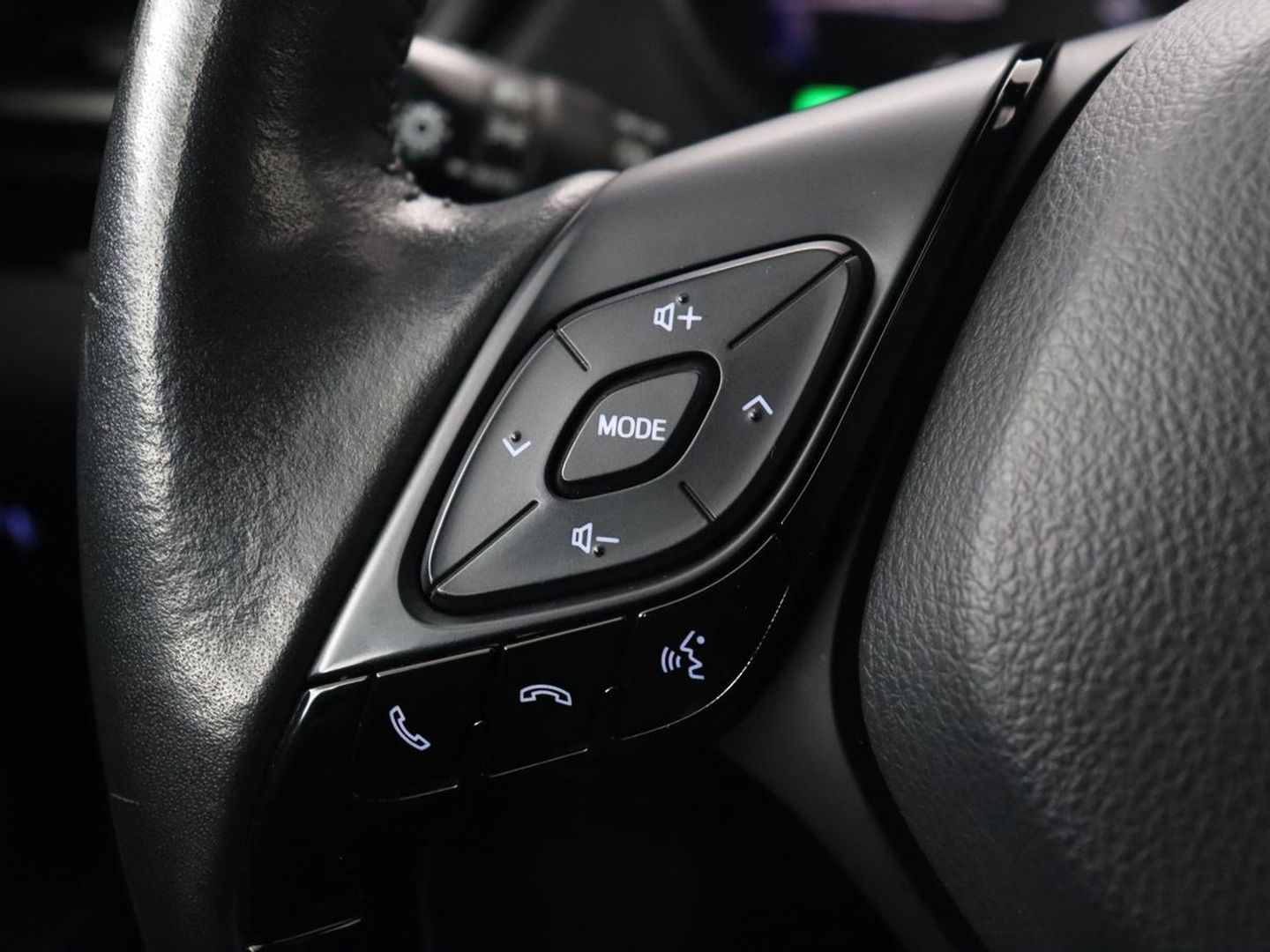 Toyota C-HR 2.0 Hybrid Bi-Tone | Trekhaak | Stoel & stuurverwarming | Achteruitrijcamera | Navigatie | Carplay | LED koplampen | LMV 18 |