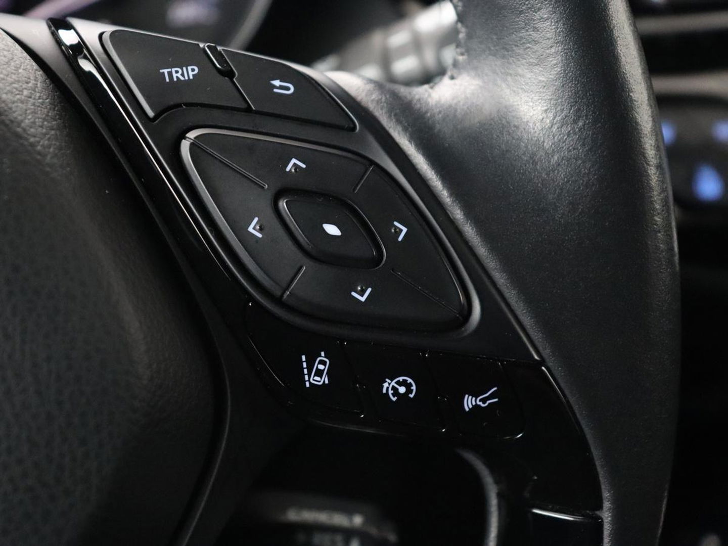 Toyota C-HR 2.0 Hybrid Bi-Tone | Trekhaak | Stoel & stuurverwarming | Achteruitrijcamera | Navigatie | Carplay | LED koplampen | LMV 18 |