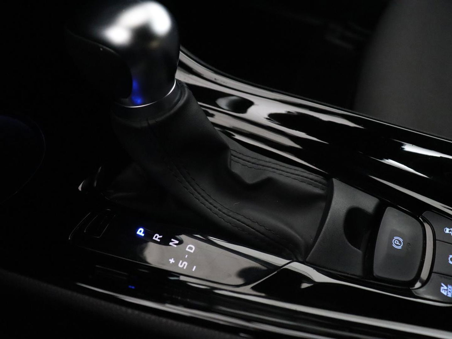 Toyota C-HR 2.0 Hybrid Bi-Tone | Trekhaak | Stoel & stuurverwarming | Achteruitrijcamera | Navigatie | Carplay | LED koplampen | LMV 18 |