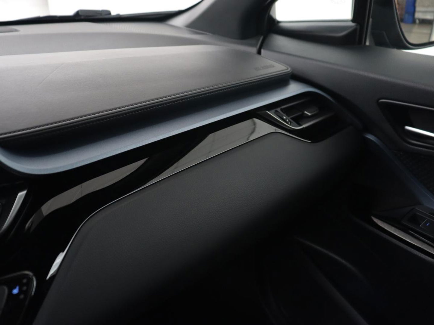Toyota C-HR 2.0 Hybrid Bi-Tone | Trekhaak | Stoel & stuurverwarming | Achteruitrijcamera | Navigatie | Carplay | LED koplampen | LMV 18 |