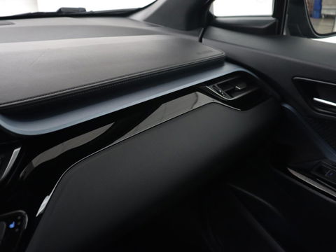 Toyota C-HR 2.0 Hybrid Bi-Tone | Trekhaak | Stoel & stuurverwarming | Achteruitrijcamera | Navigatie | Carplay | LED koplampen | LMV 18 |
