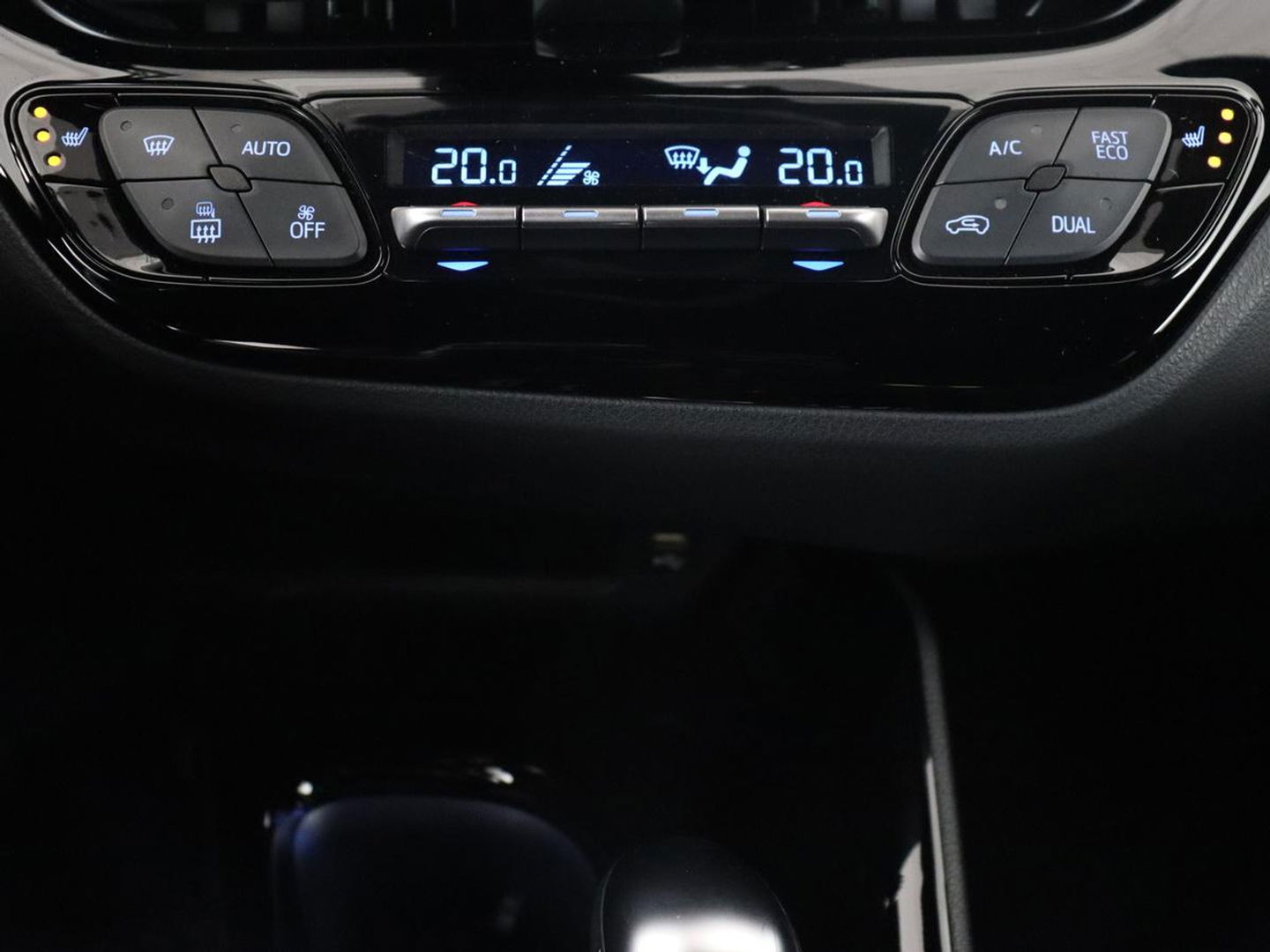 Toyota C-HR 2.0 Hybrid Bi-Tone | Trekhaak | Stoel & stuurverwarming | Achteruitrijcamera | Navigatie | Carplay | LED koplampen | LMV 18 |