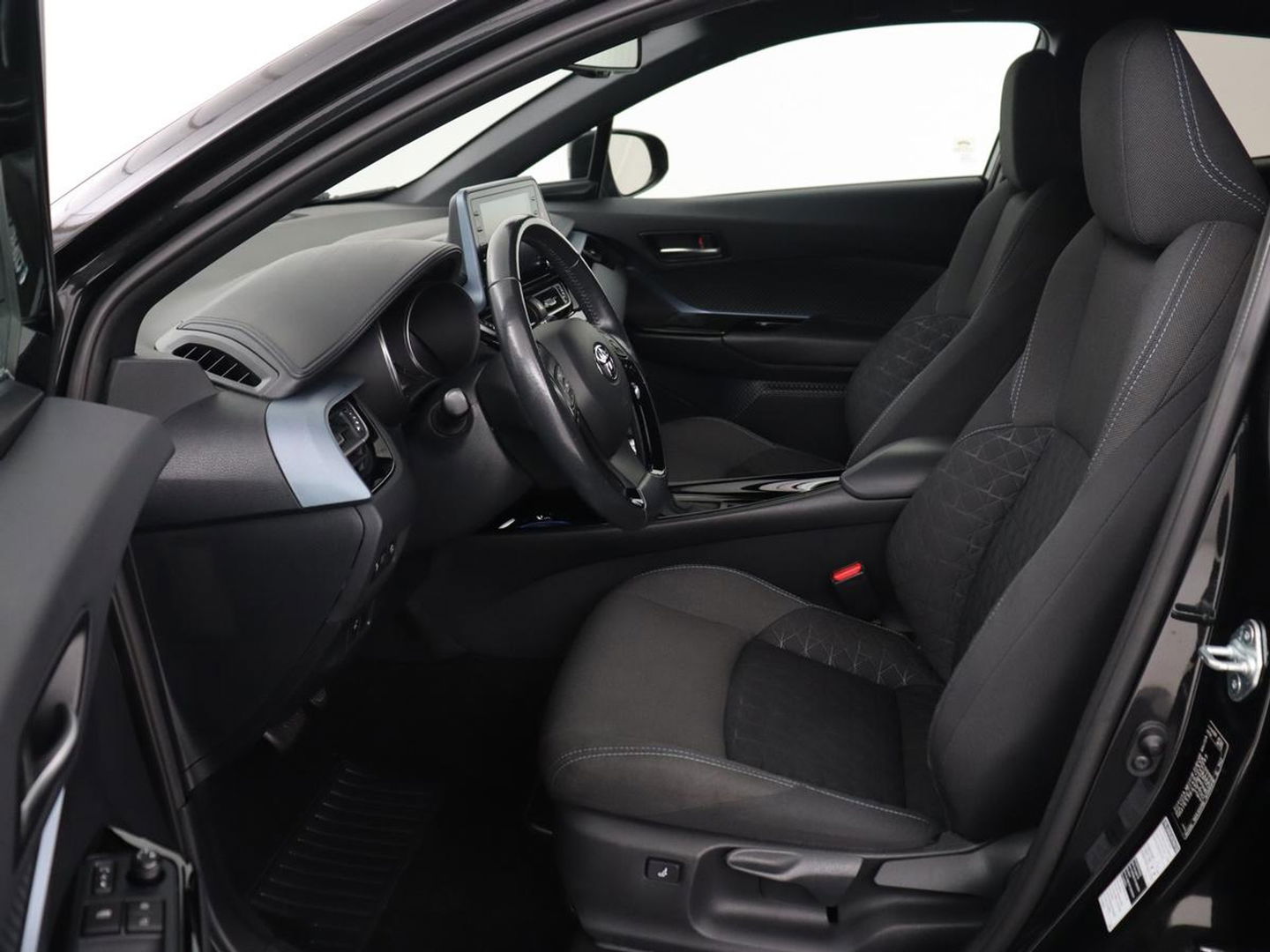 Toyota C-HR 2.0 Hybrid Bi-Tone | Trekhaak | Stoel & stuurverwarming | Achteruitrijcamera | Navigatie | Carplay | LED koplampen | LMV 18 |