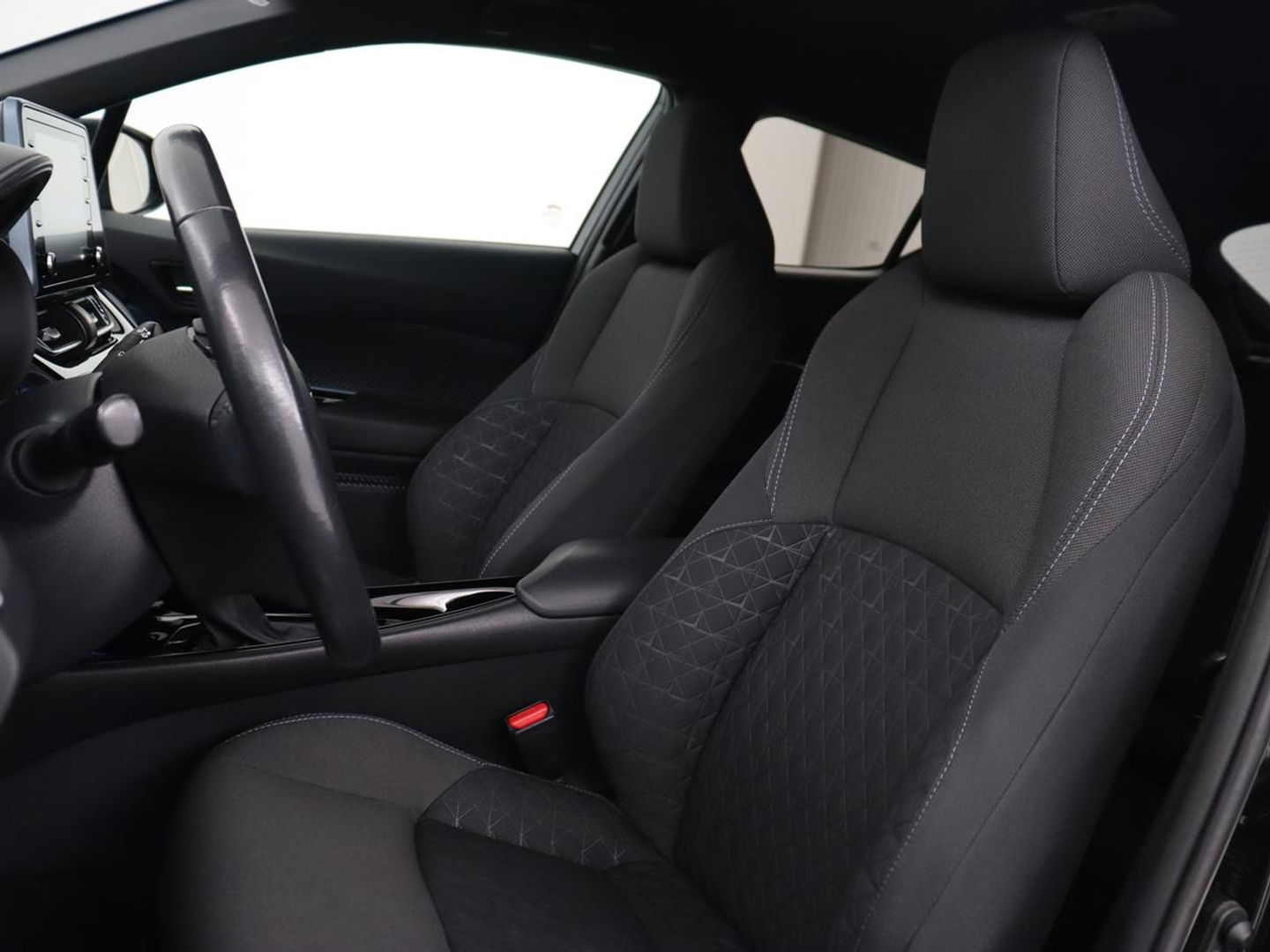 Toyota C-HR 2.0 Hybrid Bi-Tone | Trekhaak | Stoel & stuurverwarming | Achteruitrijcamera | Navigatie | Carplay | LED koplampen | LMV 18 |