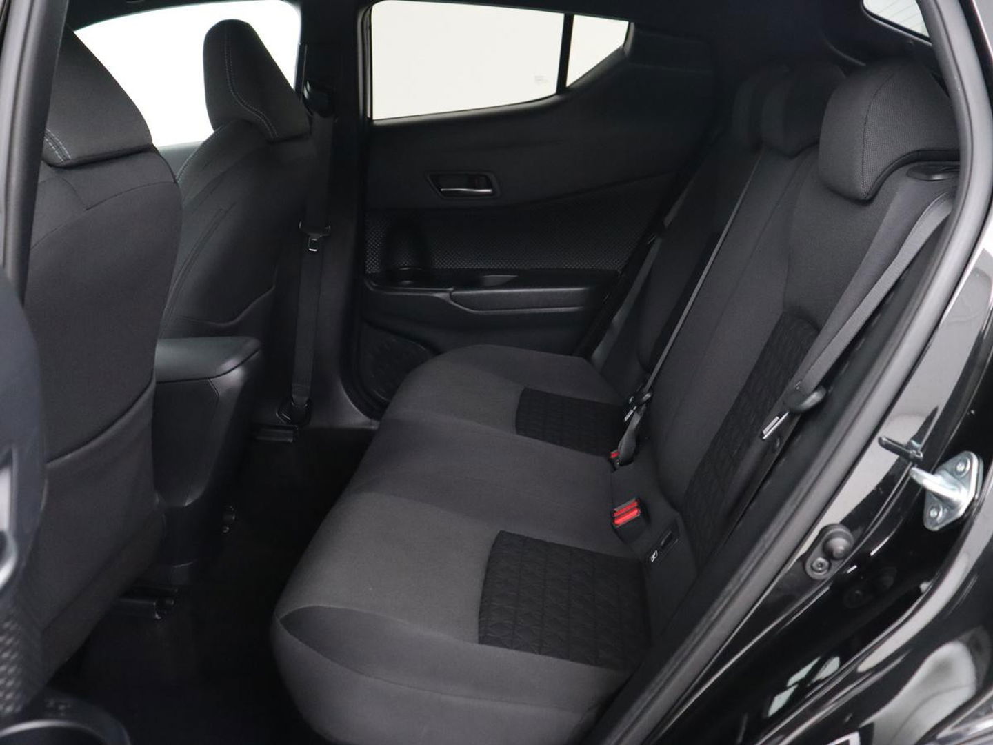 Toyota C-HR 2.0 Hybrid Bi-Tone | Trekhaak | Stoel & stuurverwarming | Achteruitrijcamera | Navigatie | Carplay | LED koplampen | LMV 18 |