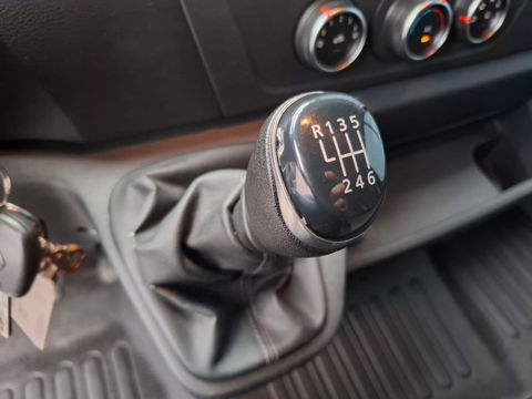 Renault Master T35 2.3 dCi 180 L2H2 Energy AIRCO / CRUISE CONTROLE / CAMERA / NAVI / TREKHAAK / 3 ZITS