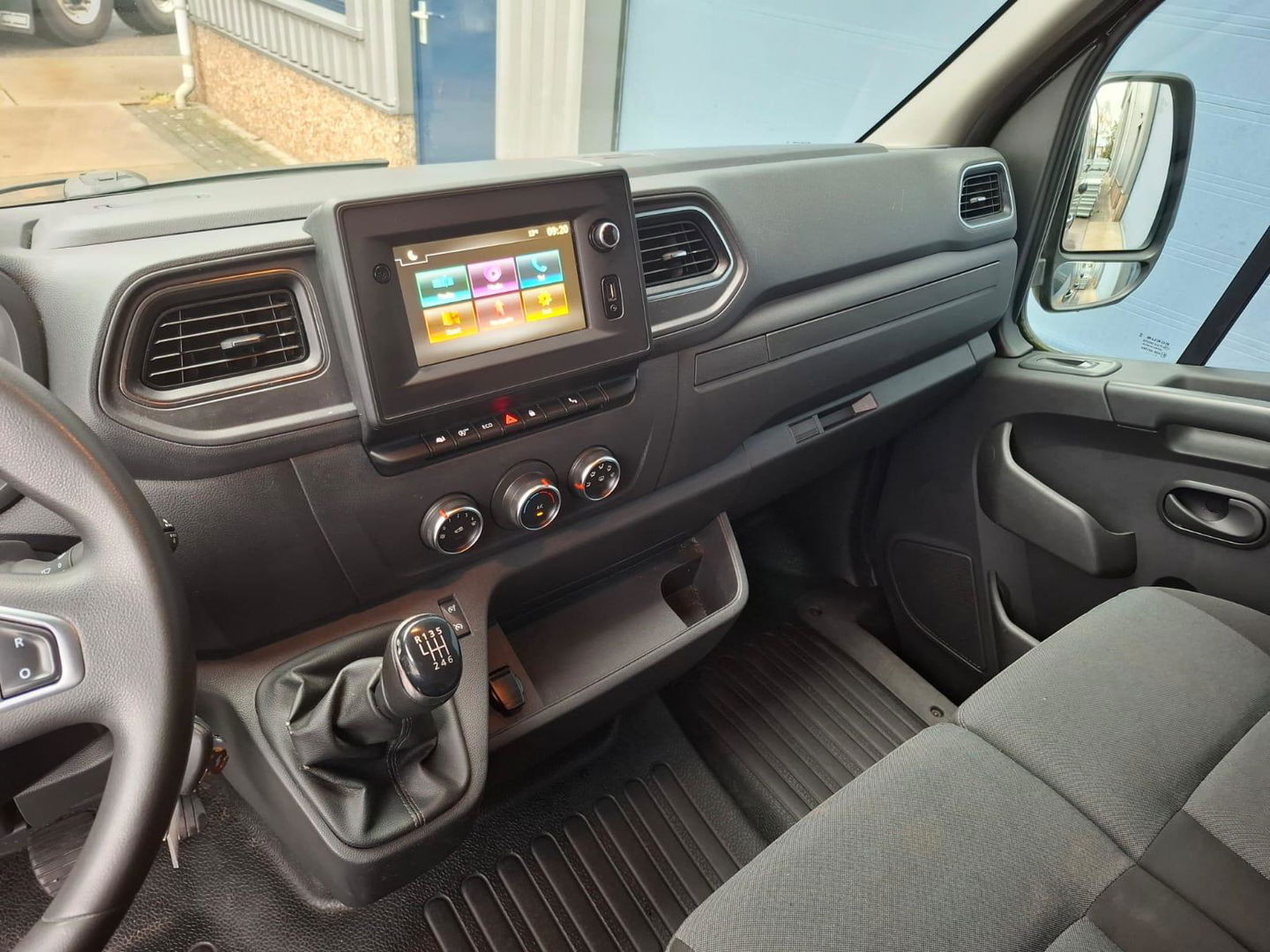 Renault Master T35 2.3 dCi 180 L2H2 Energy AIRCO / CRUISE CONTROLE / CAMERA / NAVI / TREKHAAK / 3 ZITS