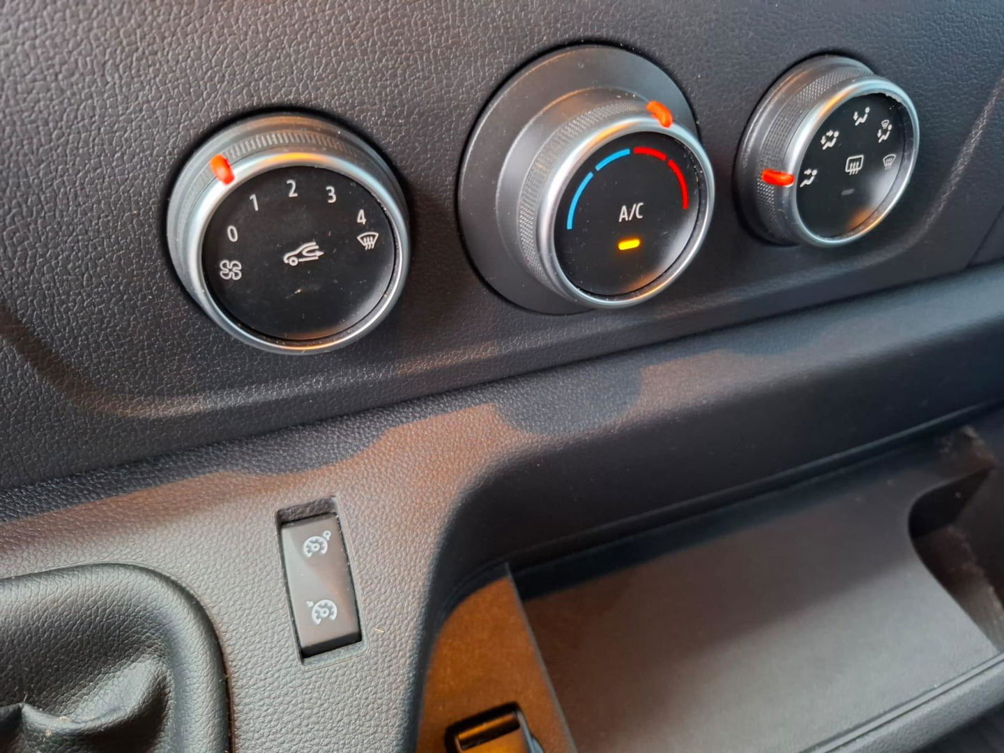 Renault Master T35 2.3 dCi 180 L2H2 Energy AIRCO / CRUISE CONTROLE / CAMERA / NAVI / TREKHAAK / 3 ZITS